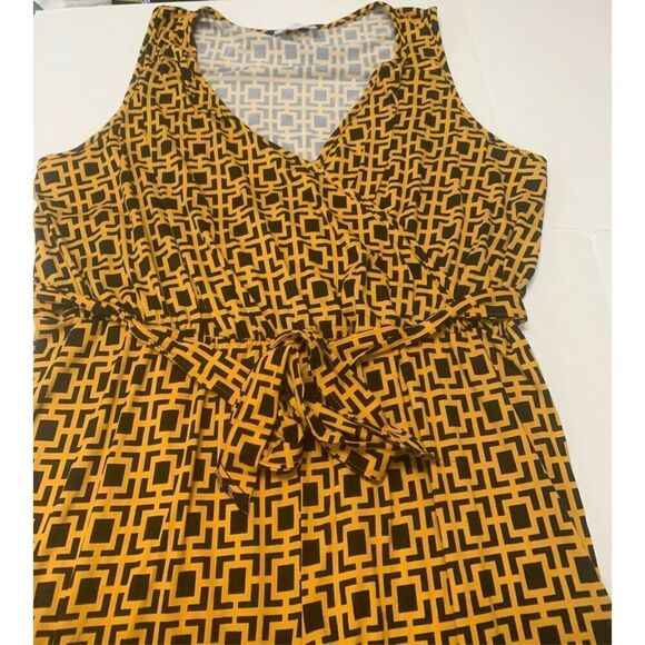 Sleeveless Plus Size Jumper - Picture 3 of 6